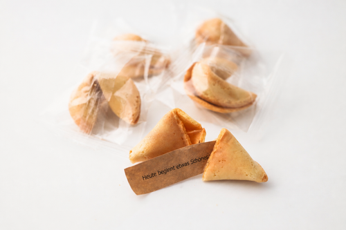 Klassische Glückskekse mit deutscher Botschaft auf Kraftpapier – knusprig und einzeln verpackt