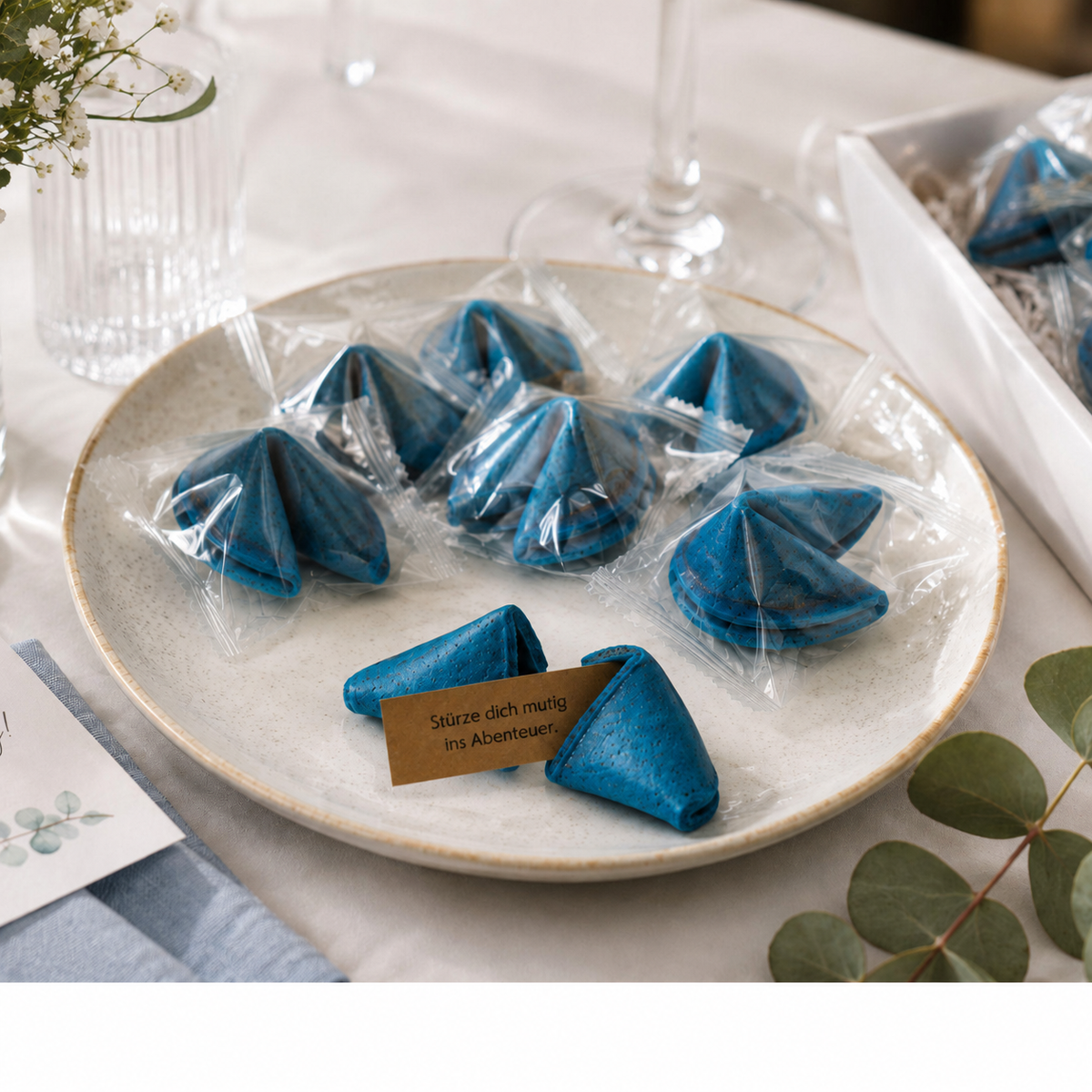 Blaue Glückskekse auf einem gedeckten Tisch für Hochzeit, Geburtstag und Firmenfeier