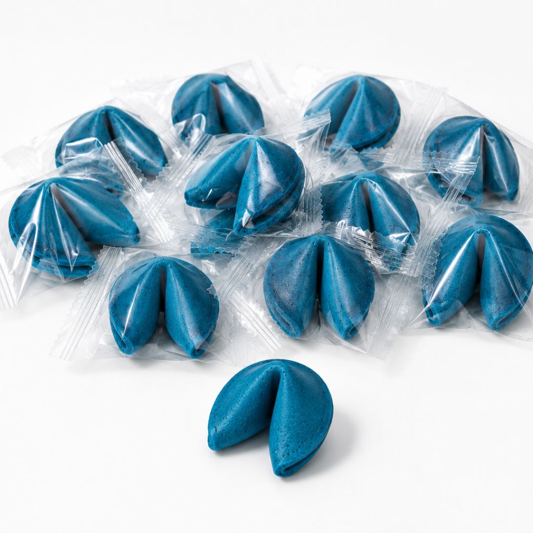 Blaue Glückskekse einzeln in transparenter Folie verpackt auf weißem Hintergrund