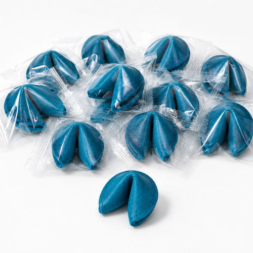 Blaue Glückskekse einzeln in transparenter Folie verpackt auf weißem Hintergrund