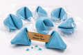 Blaue Glückskekse mit personalisiertem Text in transparenter Einzelverpackung